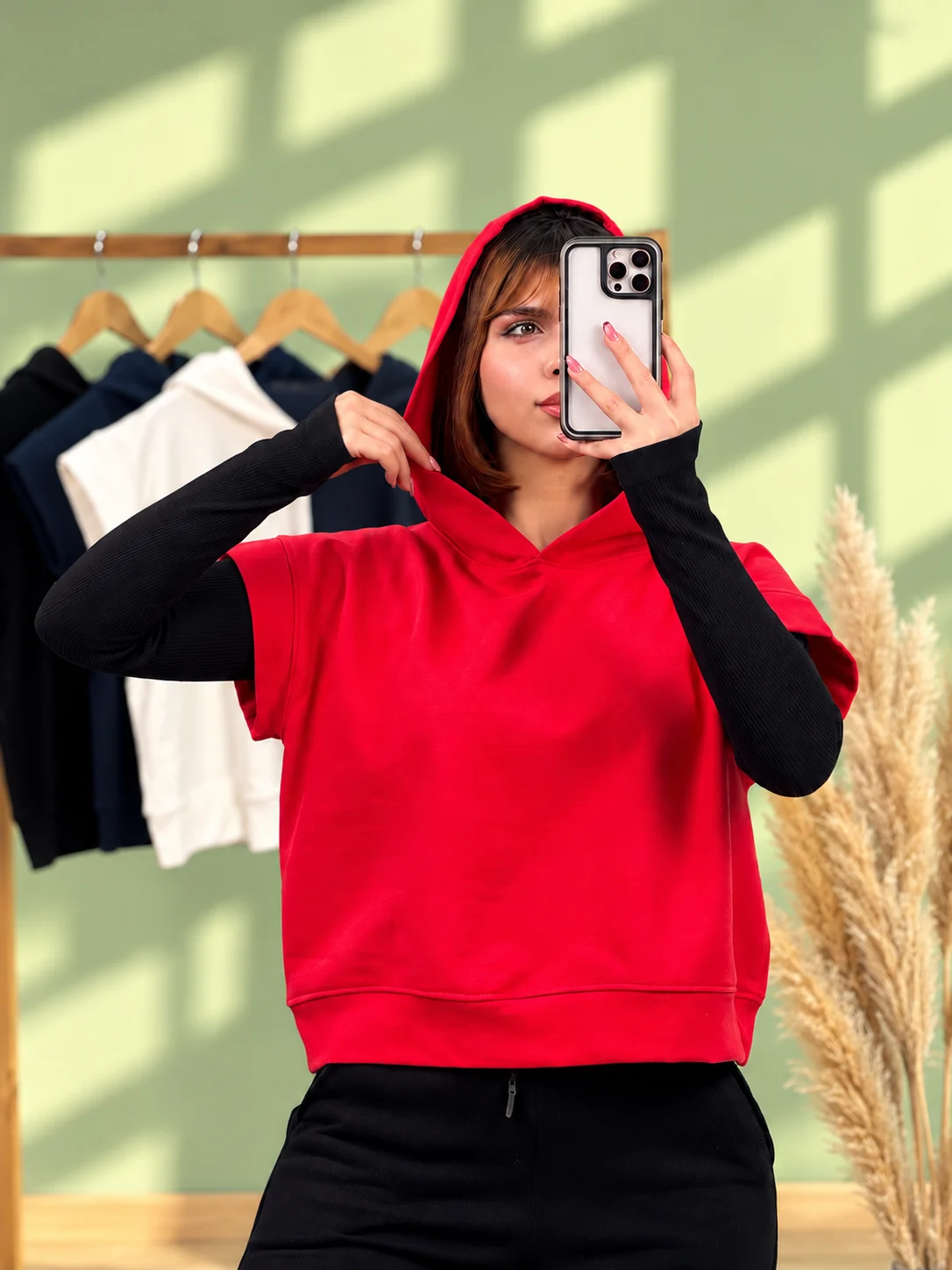 Red Hoodie Mirror Selfie in Green Studio وست پنبه کلاهدار - (عمده پک 4عددی) - rt - شناسه 00217007 - تصویر 1